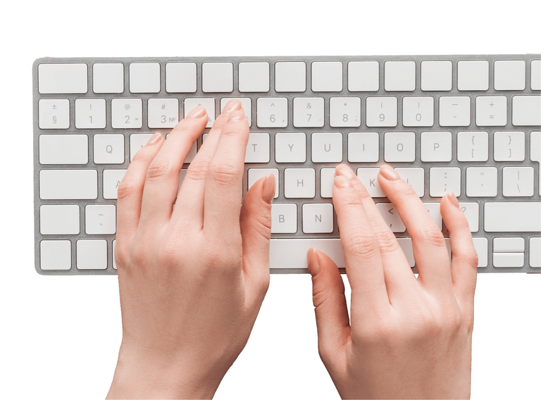 Mãos sobre teclado pressionando uma tecla cada uma.