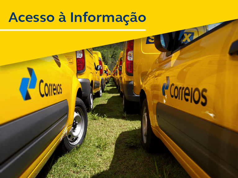 Vans amarelas dos Correios enfileiradas. Vans amarelas dos Correios enfileiradas. Logotipo dos Correios exposto nas portas dos veículos.