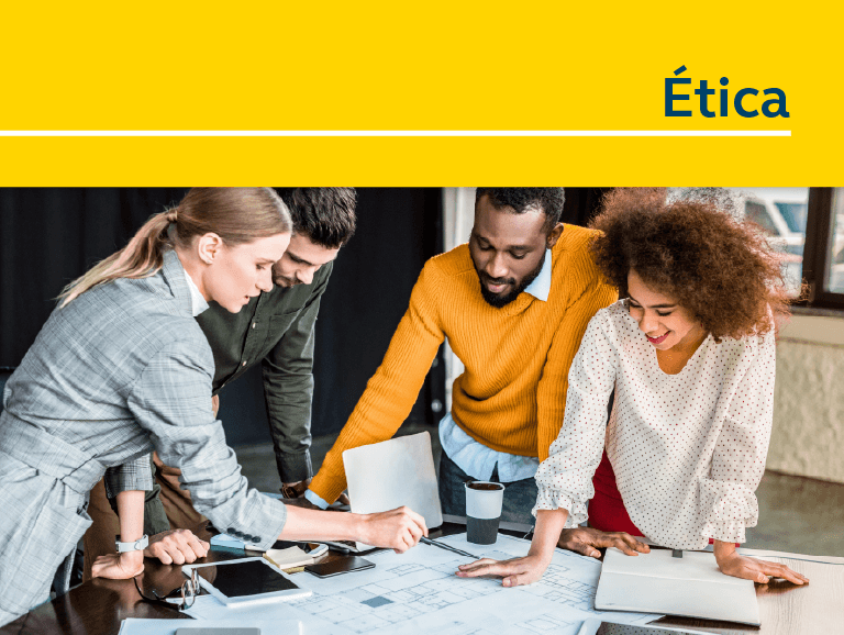 Banner com box amarelo em cima escrito ÉTICA. Abaixo, imagem de 4 pessoas, 2 homens e 2 mulheres, negros e brancos, com roupas sociais, em pé em volta de uma mesa analisando documentos com entusiasmo.