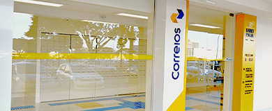 Foto de uma entrada de agência do Correios