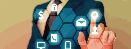 Em detaques icones de localização, e-mail, tela de computador, entre outros. No plano de fundo uma pessoa de terno azul. com gravata vermelha, selecionando um dos itens.