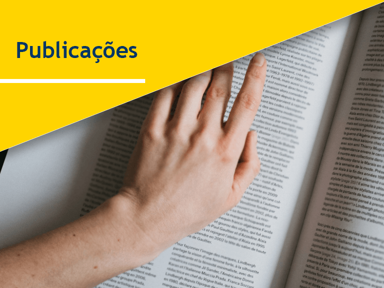 Mão sobre um livro aberto