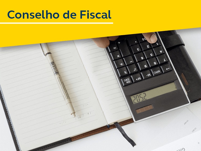 Calculadora em cima de uma caderno de anotações.