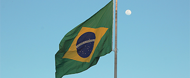 Bandeira do Brasil tremulando em um mastro