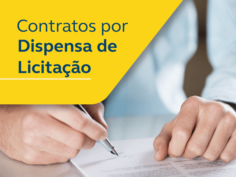 Contratos por dispensa de Licitação.  Mão com uma caneta escreveno em uma folha sobre a mesa.