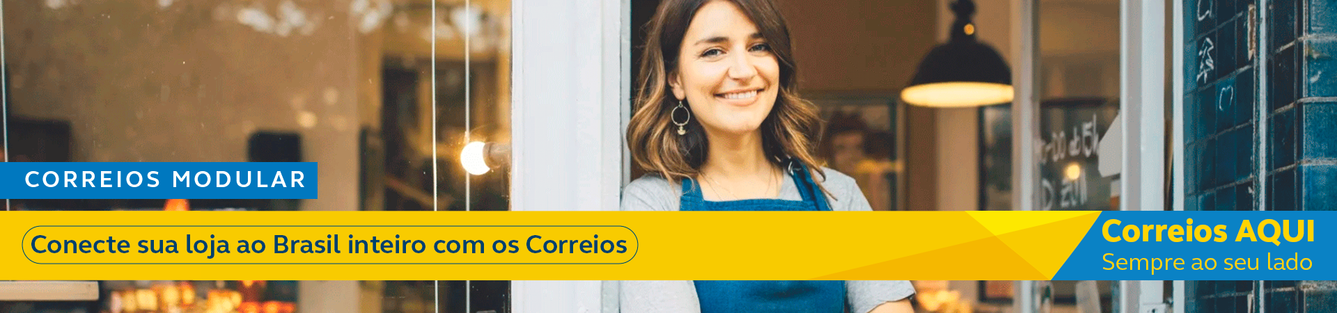 Banner com fundo azul. Do lado direito imagem de um balcão escrito Atendimento Correios. Do ladop esquerdo a mensagem: Editais abertos para Correios Modular. Um correios para chamar de seu. 