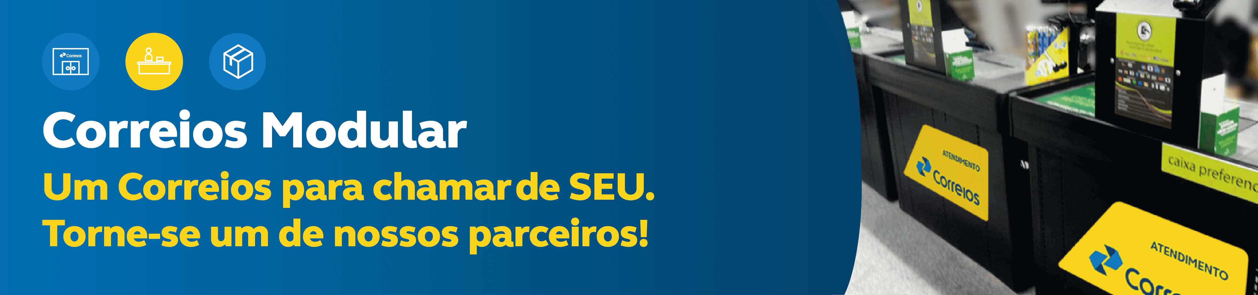 Banner com fundo azul. Do lado direito imagem de um balcão escrito Atendimento Correios. Do ladop esquerdo a mensagem: Editais abertos para Correios Modular. Um correios para chamar de seu. 