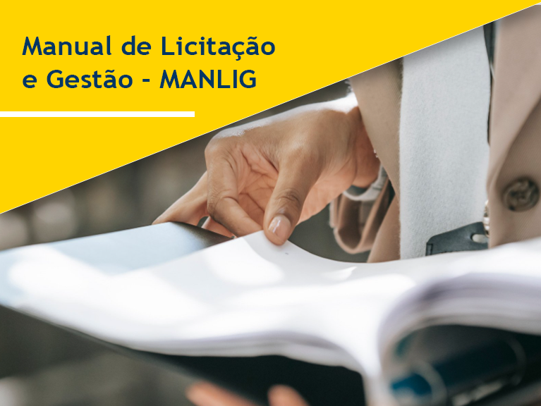 Manual de Licitação e Gestão - MANLIG. Pessoa segurando em mãos um caderno branco aberto