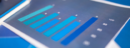 Folha com gráfico de barras, com azul