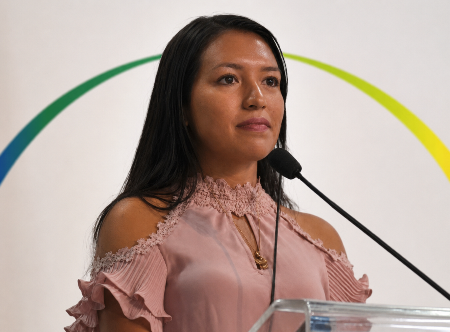 Concurso Internacional de Redação de Cartas Mulher em frente a um microfone