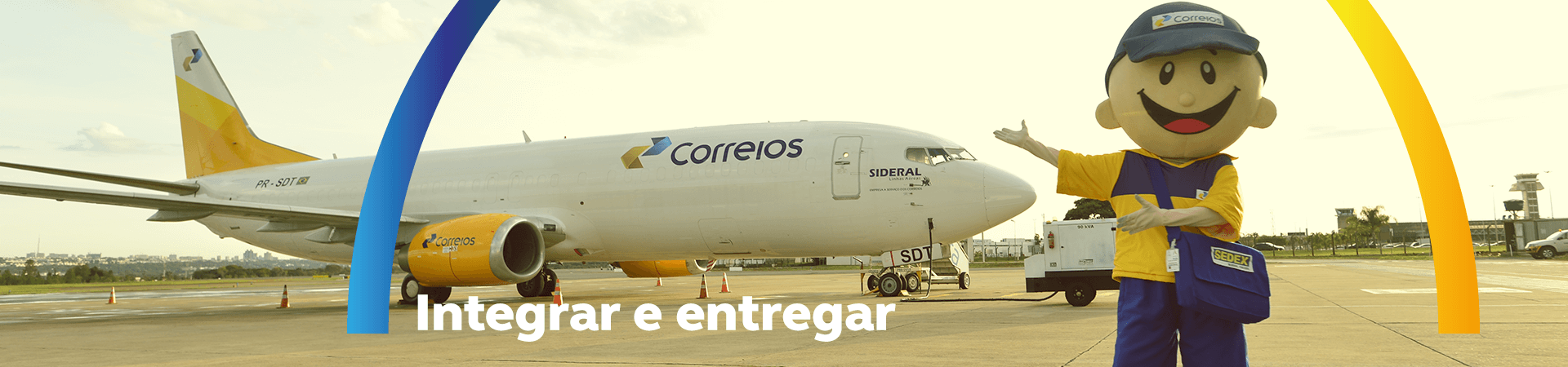 Imagem do avião dos Correios na pista com o boneco carteirito à sua frente