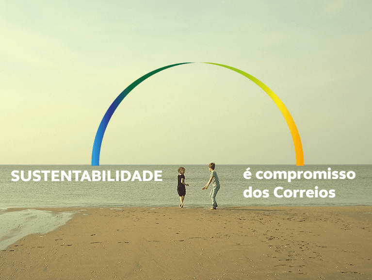 Duas crianças correndo na praia com o texto: Sustentabilidade é compromisso dos Correios