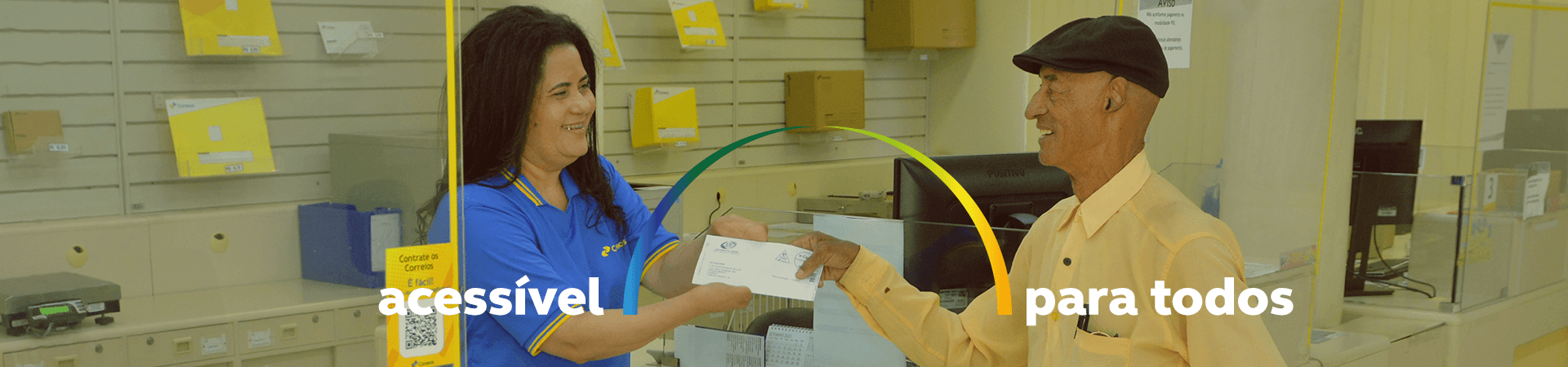 Imagem de uma atendente dos Correios com deficiência, sorrindo e recebendo uma carta de um homem em uma agência dos Correios