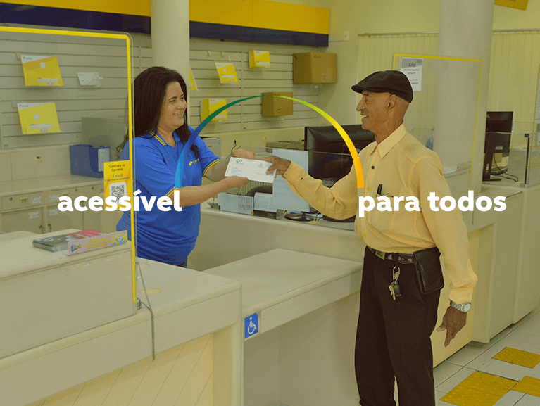 Imagem de uma atendente dos Correios com deficiência, sorrindo e recebendo uma carta de um homem em uma agência dos Correios