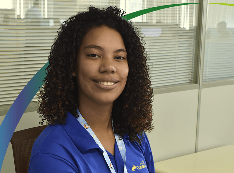 Mulher negra, olhando e sorrindo para a câmera