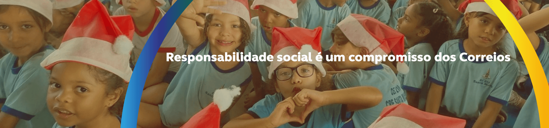 Imagem de várias crianças com uniforma azul e com gorro de papai noel vermelho e branco