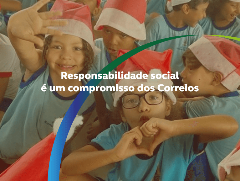 Imagem de várias crianças com uniforma azul e com gorro de papai noel vermelho e branco