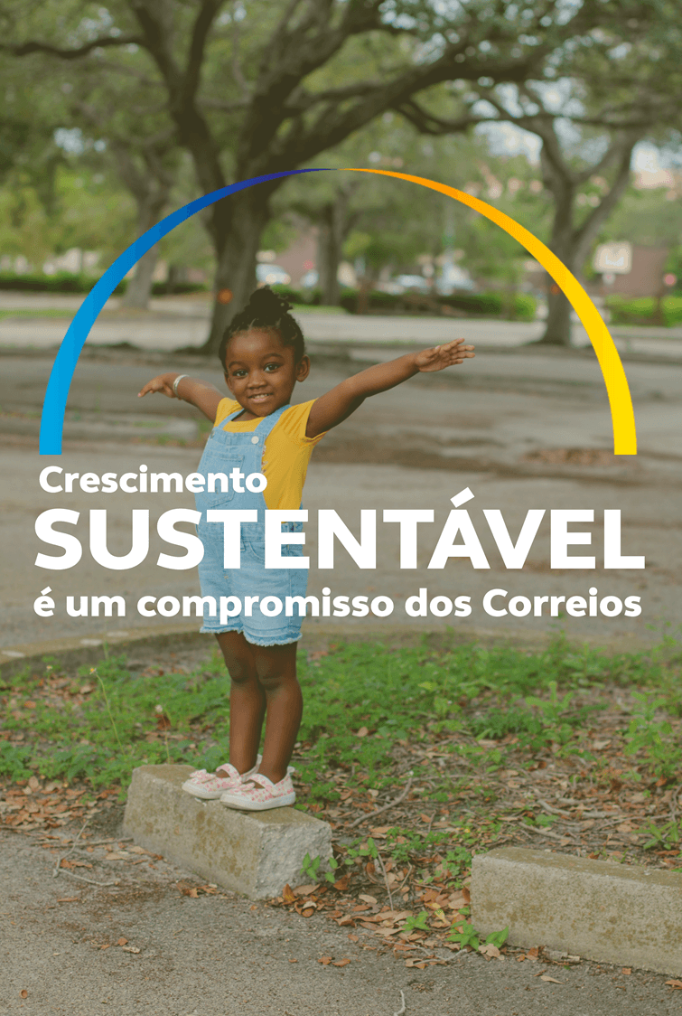 Criança cercada por árvores olhando para cima