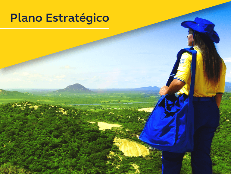 Carteira uniformizada olhando o horizonte em cima de uma montanha. Texto: Plano estratégico.