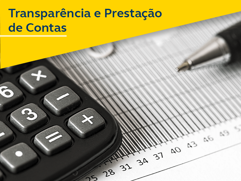 Calculadora e caneta em cima de uma página tabelada. Texto: Transparência e prestação de contas