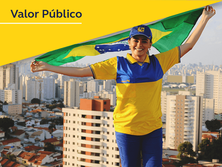 Carteira uniformizada com bandeira do Brasil nas mãos.
