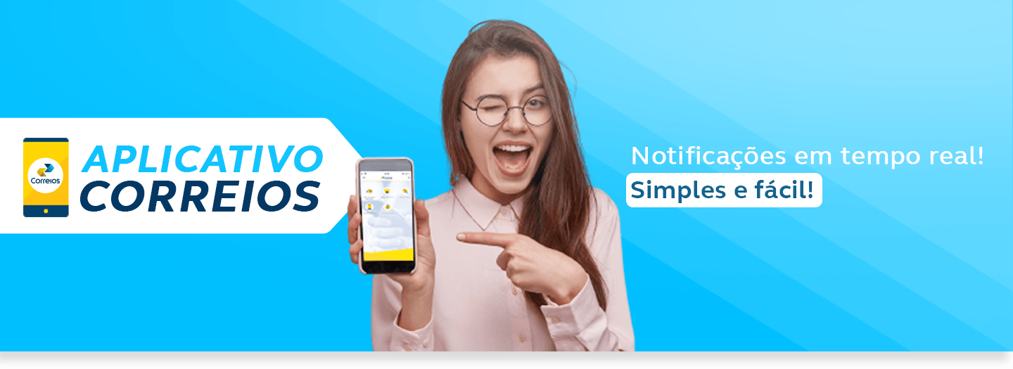 Aplicativo dos Correios - Notificações em tempo real! Simples e fácil! Mulher branca, sorrindo, segurando e apontando para smartphone