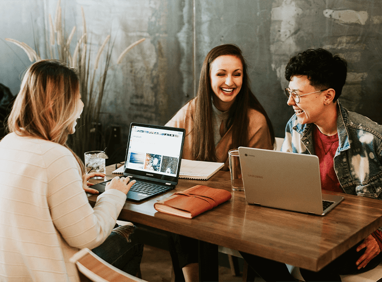 Pessoas sentadas à mesa, estudando utilizado notebook