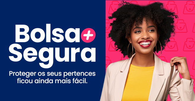 Bola mais segura - Mulher sorri segurando uma bolsa sobre os ombros