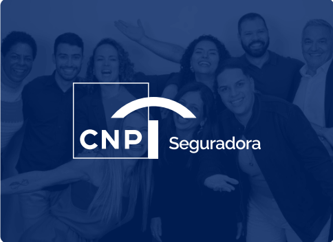 Logomarca da CNP Seguros. Ao fundo pessoas posam para foto