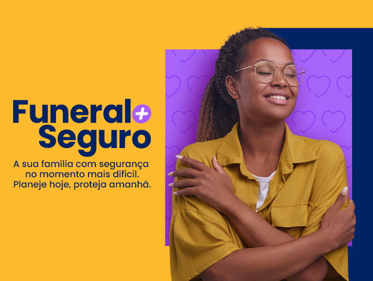 Funeral Mais Seguro - Mulher negra, de óculos, se abraçando e sorrindo com os olhos fechados