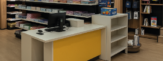 imagem de uma papelaria e um balcão dos correios em primeiro plano dentro da papelaria