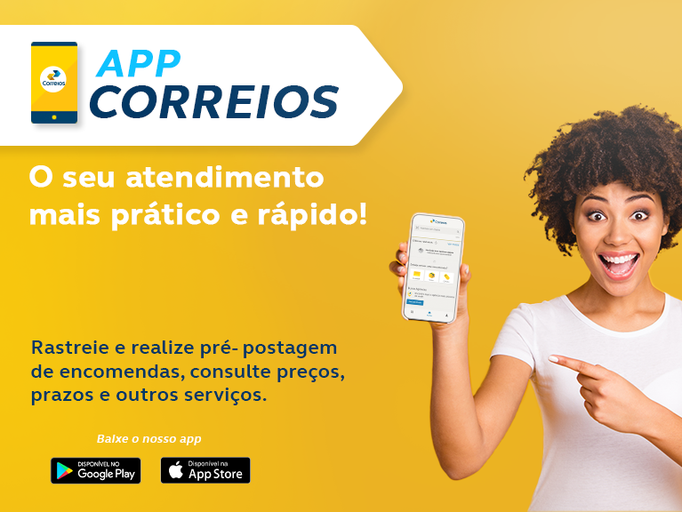 Mulher apresentando o aplicativo dos Correios.