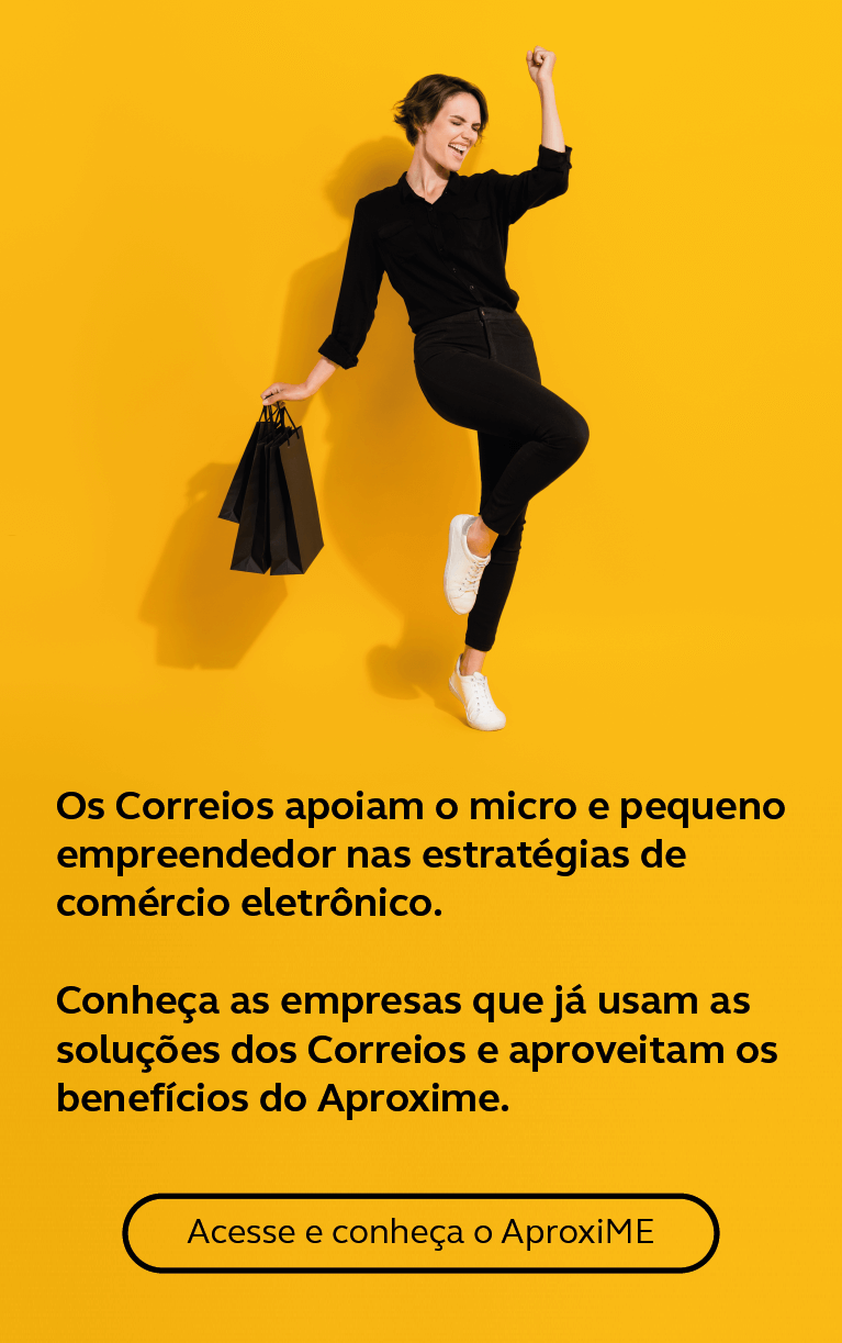 Mulher branca, cabelo curto, blusa e calça pretas segura sacolas em uma das mãos, ao lado o texto "Os Correios apoiam o micro e pequeno empreendedor nas estratégias de comércio eletrônico. Conheça as empresas que já usam as soluções dos Correios e aproveitam os nossos benefícios na vitrine do Aproxime