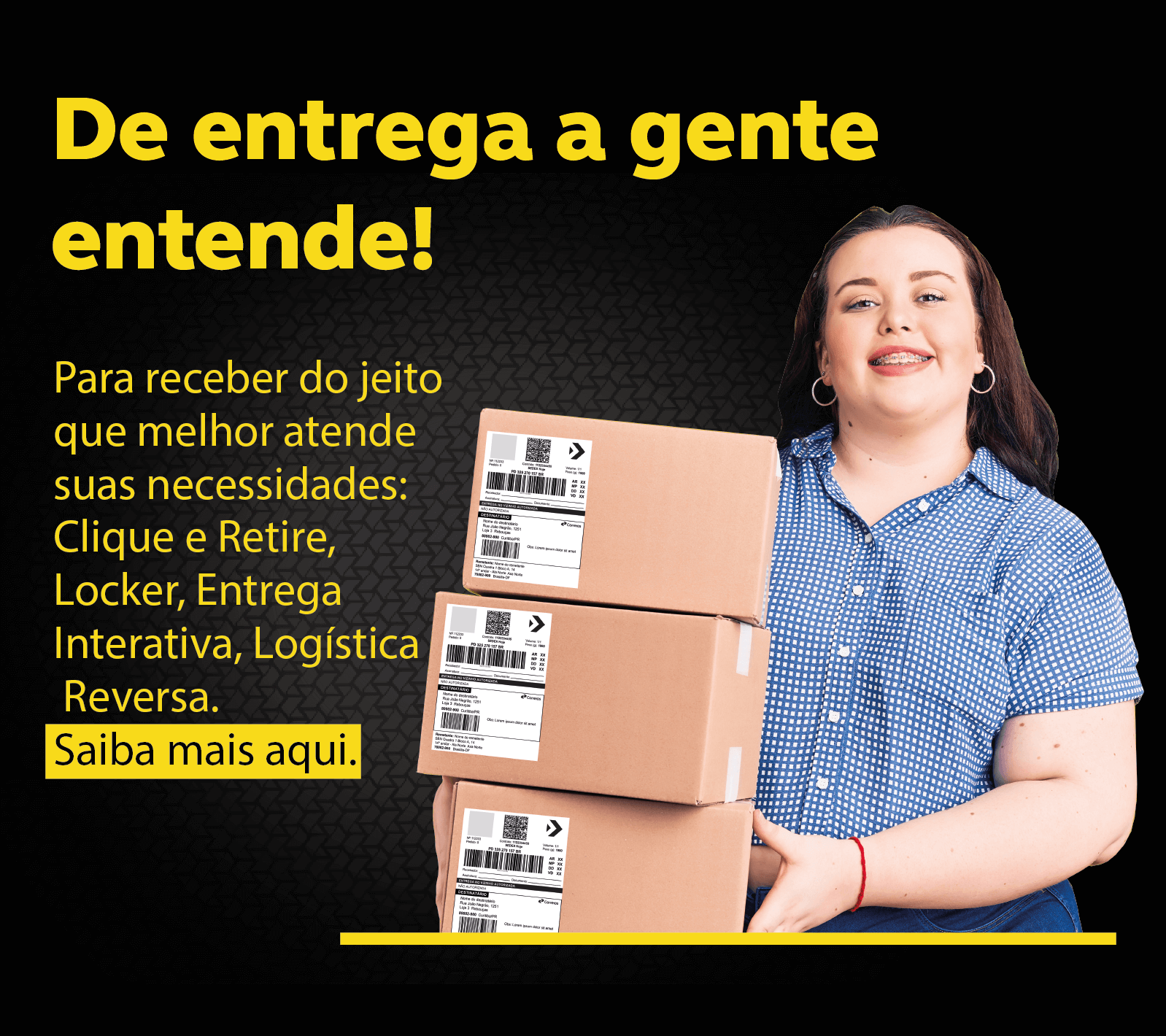 Imagem de mulher branca, camisa xadrez em azul e branco segurando caixas de papelão. No texto em destaque "De entrega a gente entende" Saiba mais aqui