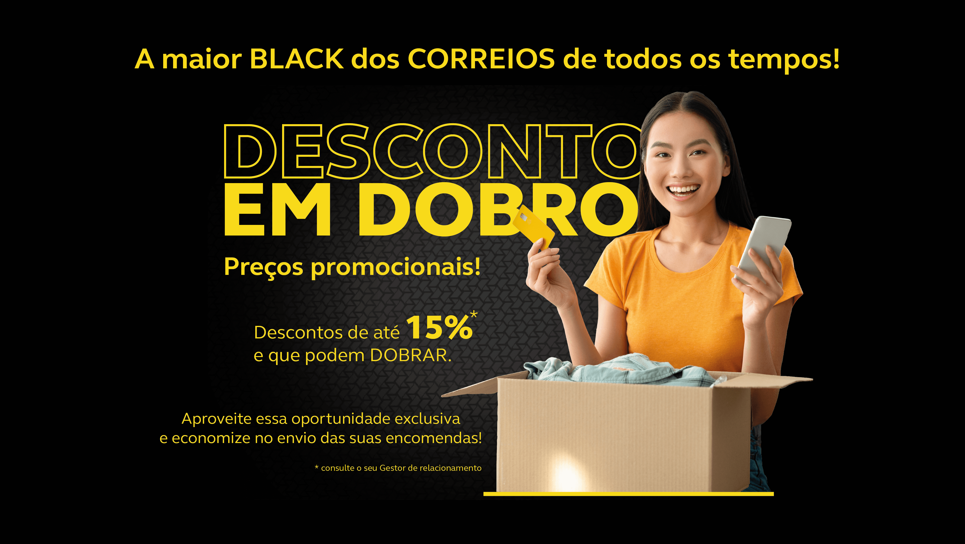 Mulher branca, blusa laranja, segurando em uma das mãos o celular e na outra um cartão de crédito. No texto em destaque Desconto em dobro, preços promocionais!