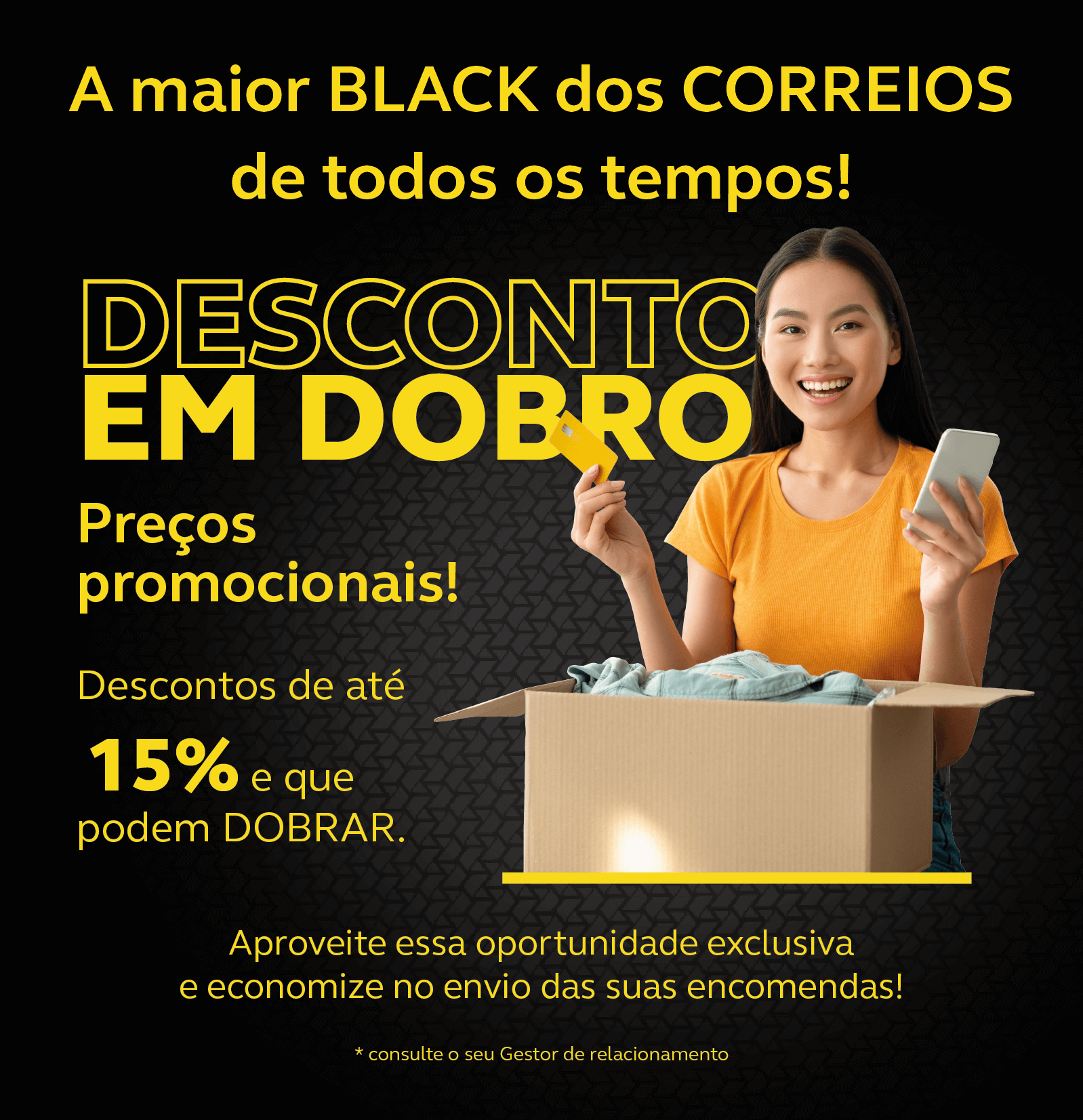 Mulher branca, blusa laranja, segurando em uma das mãos o celular e na outra um cartão de crédito. No texto em destaque Desconto em dobro, preços promocionais!