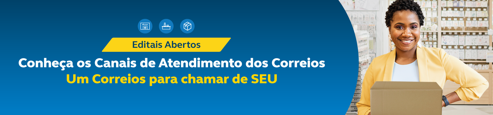 Mulher negra sorrindo e segurando uma caixa. Ao lado esquerdo a mensagem: Conheça os canais de atendimento dos correios. Um Correios pra chamar de seu.