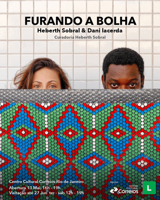 O convite apresenta uma imagem de uma mulher branca e um homem negro um ao lado do outro e uma parede que lembra bolhas com desenhos abstratos e o seguinte texto - Furando a Bolha. Hebert Sobral & Dani Lacerda. Curadoria - Heberth Sobral. Centro Cultural Rio de Janeiro. Abertura - 13 Mai, 16h-19h. visitação até 27 Jun. Ter - sáb 12h - 19h.