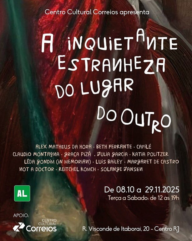 A Inquietante Estranheza do Lugar do Outro O folder apresenta imagens abstratas ao fundo em cores escuras e o seguinte texto - Centro Cultural Correios apresenta A Inquietante estranheza do lugar do outro. De 08.10 a 29.11.2025 terça a sábado de 12 às 19h. Apoio Centro Cultural Correios