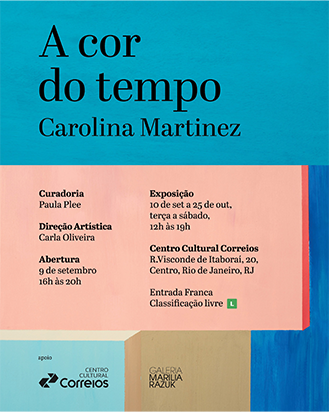 Pôster azul e rosa. No topo, em branco, o título "A cor do tempo" e o nome da artista, "Carolina Martinez". Abaixo, em destaque, as informações da exposição: Curadoria: Paula Plee, Direção Artística: Carla Oliveira, Abertura: 9 de setembro, 16h às 20h. À direita, mais informações: Exposição: 10 de setembro a 25 de outubro, terça a sábado, 12h às 19h. O local é o Centro Cultural Correios, R. Visconde de Itaboraí, 20, Centro, Rio de Janeiro, RJ. O pôster também indica "Entrada Franca" e "Classificação livre". Na parte inferior, logos do Centro Cultural Correios e da Galeria Marília Razuk, com as palavras "apoio" e "realização" em letras menores.