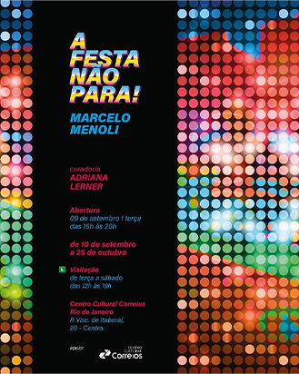Pôster com fundo preto e bordas verticais decoradas com círculos luminosos, que lembram luzes de festa ou boate. A paleta de cores inclui tons vibrantes de rosa, azul, amarelo, verde e laranja. No topo do cartaz, o título "A FESTA NÃO PARA!" está em destaque, com as cores do arco-íris. Abaixo, em azul, o nome do artista: "MARCELO MENOLI".  O texto central informa os detalhes da exposição:  Curadoria: ADRIANA LERNER  Abertura: 09 de setembro, terça, das 18h às 20h.  Visitação: de 10 de setembro a 25 de outubro, de terça a sábado, das 12h às 19h.  A exposição acontece no Centro Cultural Correios Rio de Janeiro, na R. Visc. de Itaboraí, 20 - Centro. Na parte inferior, há um logo pequeno do Correios com a palavra "apoio".