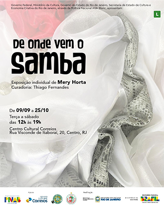 Pôster com uma imagem em preto e branco de tecido amassado ao fundo. O título "De onde vem o samba" está em preto no centro, com destaque para a palavra "samba". Abaixo, o texto "Exposição individual de Mery Horta" e "Curadoria: Thiago Fernandes". O cartaz informa as datas da exposição: De 09/09 a 25/10, de terça a sábado, das 12h às 19h, no Centro Cultural Correios, na Rua Visconde de Itaboraí, 20, Centro, RJ. No topo, uma inscrição menor em cinza informa o apoio do Governo Federal, Ministério da Cultura e outros órgãos. Na parte inferior, há vários logos de patrocinadores e apoiadores.