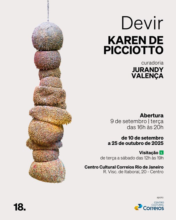 Pôster com fundo cinza claro e a imagem de uma escultura vertical em primeiro plano. A escultura é composta por várias formas ovais empilhadas, com uma textura granular, parecendo cascalho ou terra. No canto superior direito, o título "Devir" e o nome da artista "Karen de Picciotto". Abaixo, o texto "curadoria JURANDY VALENÇA". O cartaz apresenta as informações da exposição: Abertura: 9 de setembro, terça, das 16h às 20h. Visitação: de 10 de setembro a 25 de outubro de 2025, de terça a sábado, das 12h às 19h. O local é o Centro Cultural Correios Rio de Janeiro, R. Visc. de Itaboraí, 20 - Centro. O pôster também inclui o logo do Centro Cultural Correios na parte inferior direita e o número 18 no canto inferior esquerdo.
