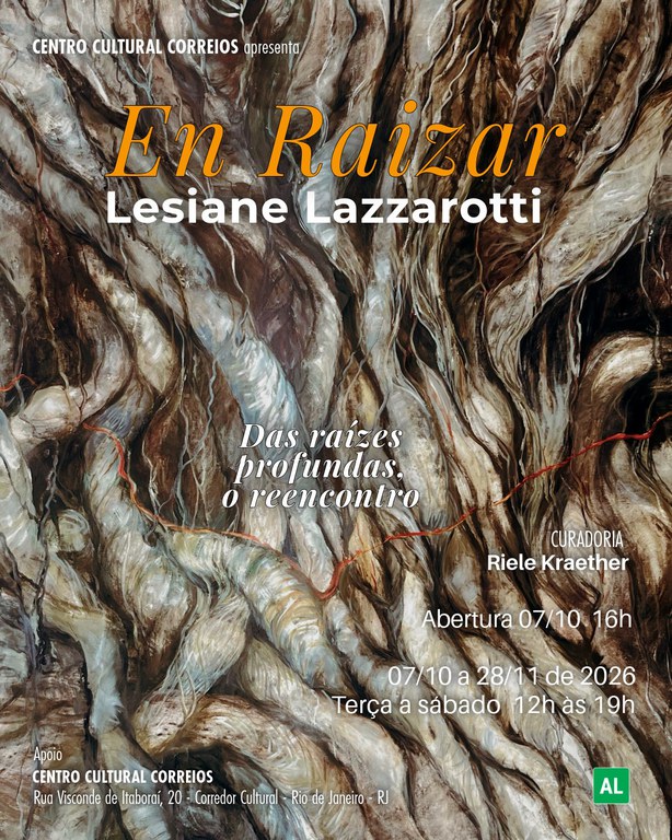 O convite apresenta ao fundo uma imagem que lembra várias raízes de árvore e o seguinte texto - Centro Cultural Correios apresenta - Em Raizar Lesiane Lazzarotti. Das raízes profundas. O reencontro. Curadoria - Riele Kraether. Abertura - 07/10 - 16h.