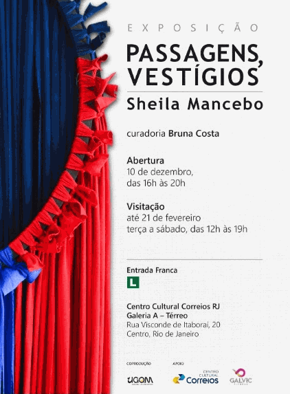 O convite apresenta uma imagem do lado esquerdo que lembra cortinas de teatro nas cores azul e vermelha. E o seguinte texto - Exposição - Passagens, Vertígios. Sheila Mancebo. Curadoria - Bruna Costa. Abertura - 10 de dezembro, das 16h às 20h. Visitação - até 21 de fevereiro, terça à sábado, das 12h às 19h. Entrada Franca.