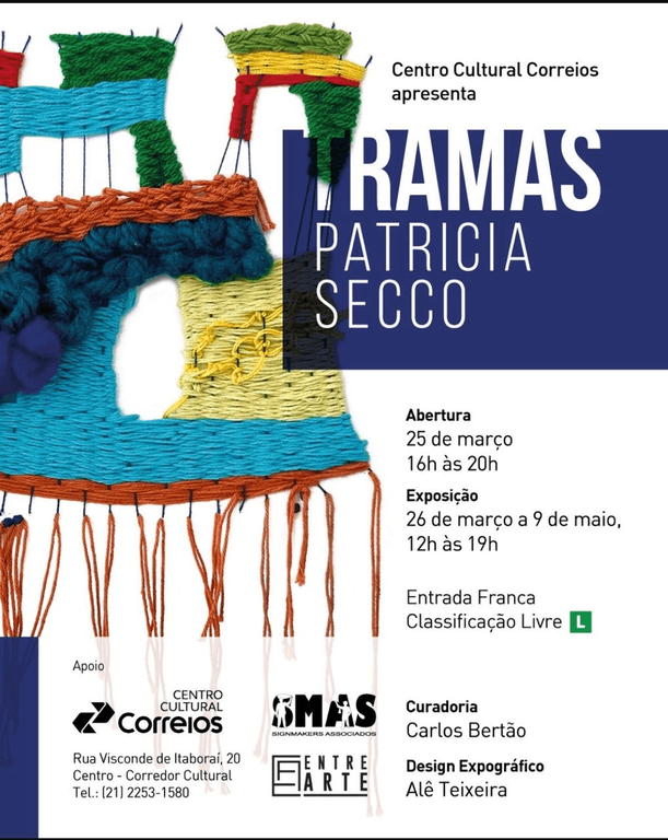 O Folder apresenta fundo brando, do lado esquerdo uma figura que lembra uma peça de trama de crochê e o seguinte texto - Centro Cultural Correios apresenta - Tramas Patrícia Secco. abertura - 25 de março 16h às 20h. Exposição - 26 de março a 9 de maio, 12h às 19h. Entrada Franca. Classificação Livre. Curadoria - Carlos Bertão. Design Expográfico - Alê Teixeira