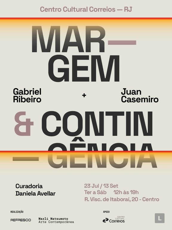 O Folder apresenta o seguinte texto - Centro Cultural Correios - RJ. Margem e Contingência. Gabriel Ribeiro & Juan Casemiro. Curadoria: Daniela Avellar. 23 Jul / 13 Set. Ter a Sáb 12h às 19h. R. Visc. de Itaboraí, 20 - Centro.