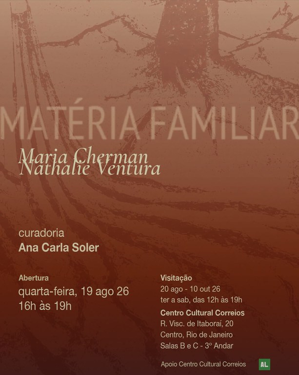 O folder apresenta imagens abstratas na cor marrom e o seguinte texto - Matéria Familiar. Maria Cherman e Nathalie Ventura. Curadoria - Ana Carla Soler. Apoio - Centro Cultural Correios.