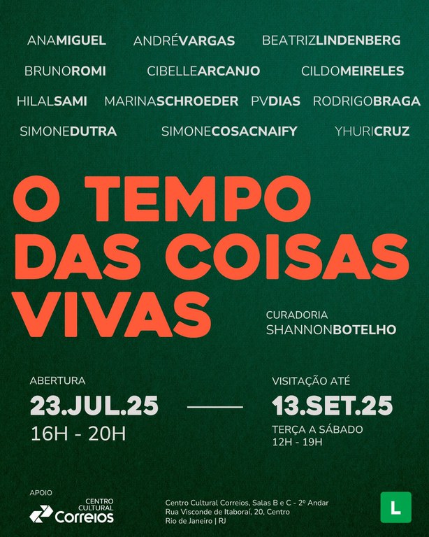 O convite apresenta fundo na cor verde escuro, na parte superior a descrição dos nomes de todos os participantes e mais o seguinte texto - O tempo das coisas vivas. Curadoria: Shannon Botelho. Abertura: 23 Jul 25, 16h - 20h. Visitação até: 13 Set 25. Terça a Sábado. 12h - 19h.
