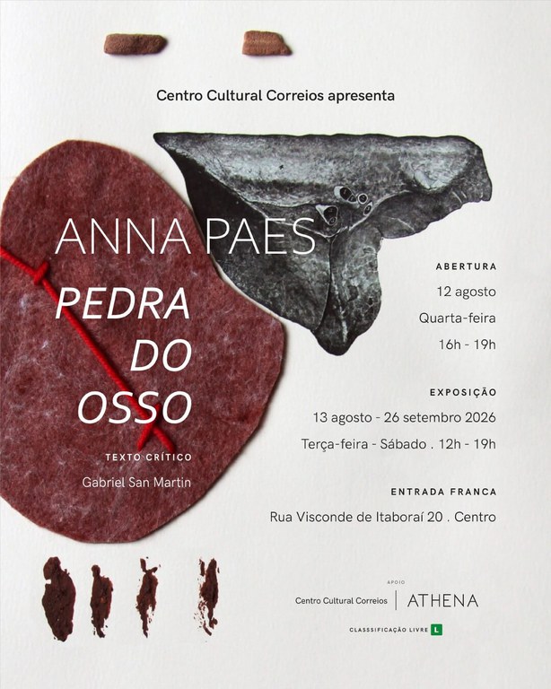 O folder apresenta fundo branco, duas imagens que lembra pedras e o seguinte texto - Centro Cultural Correios apresenta. Anna Paes. Pedra do Osso. Abertura - 12 agosto, quarta-feira, 16h - 19h. Exposição: 13 agosto - 26 setembro 2026. terça-feira - sábado - 12h - 19h. Entrada Franca. Apoio: Centro Cultural Correios / Athena